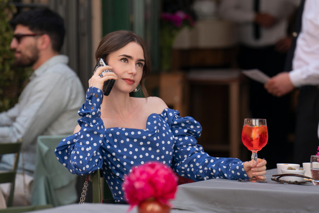 Casting figurants élégants de 20 à 60 ans à Paris pour Emily in Paris avec Lily Collins